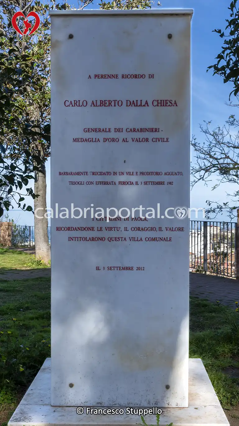 "Cippo Marmoreo" della Villa Comunale Carlo Alberto dalla Chiesa a Paola "Cippo Marmoreo" della Villa Comunale Carlo Alberto dalla Chiesa a Paola