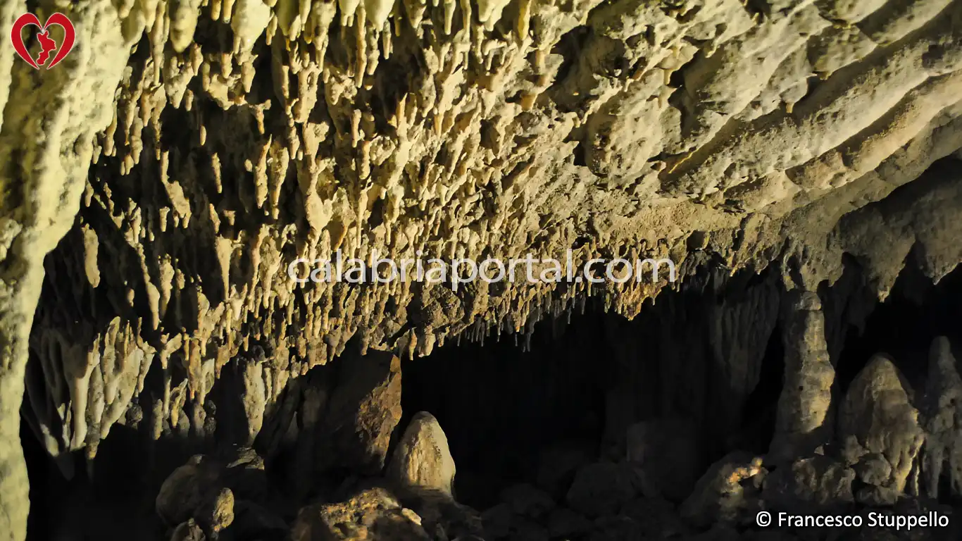 Stallatiti e Stalagmiti della Grotta del Romito a Papasidero (CS)