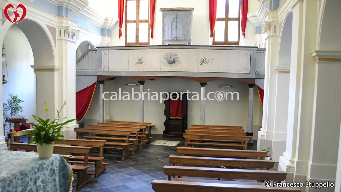 Navata Centrale del Santuario di Papasidero Navata Centrale del Santuario di Papasidero