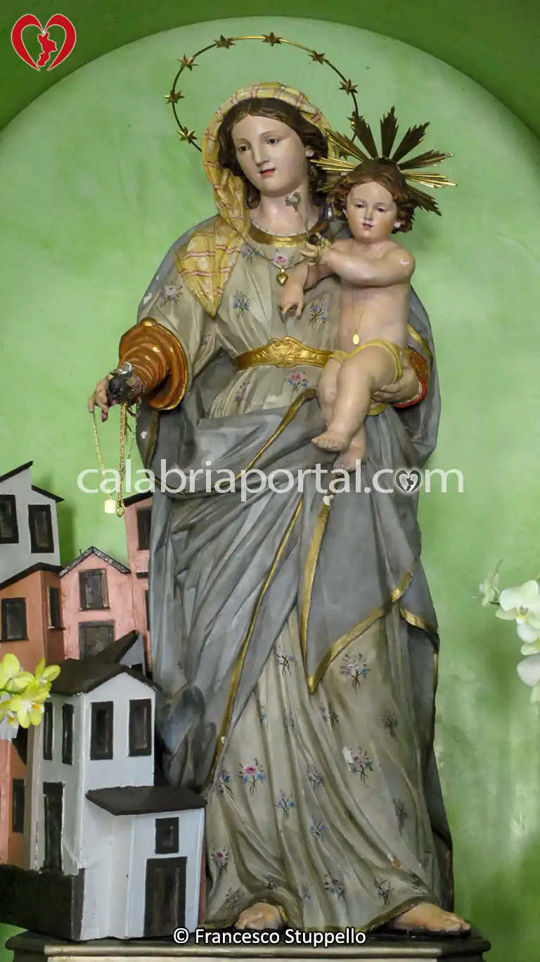 Statua Processionale di Santa Maria di Costantinopoli del Santuario di Papasidero Statua Processionale di Santa Maria di Costantinopoli del Santuario di Papasidero