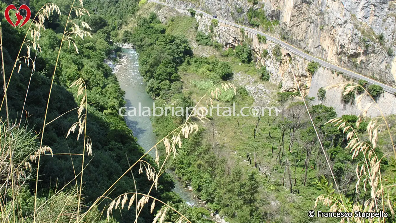 Scorcio del Corso del Fiume Lao visto dal Sentiero del Monaco Scorcio del Corso del Fiume Lao visto dal Sentiero del Monaco