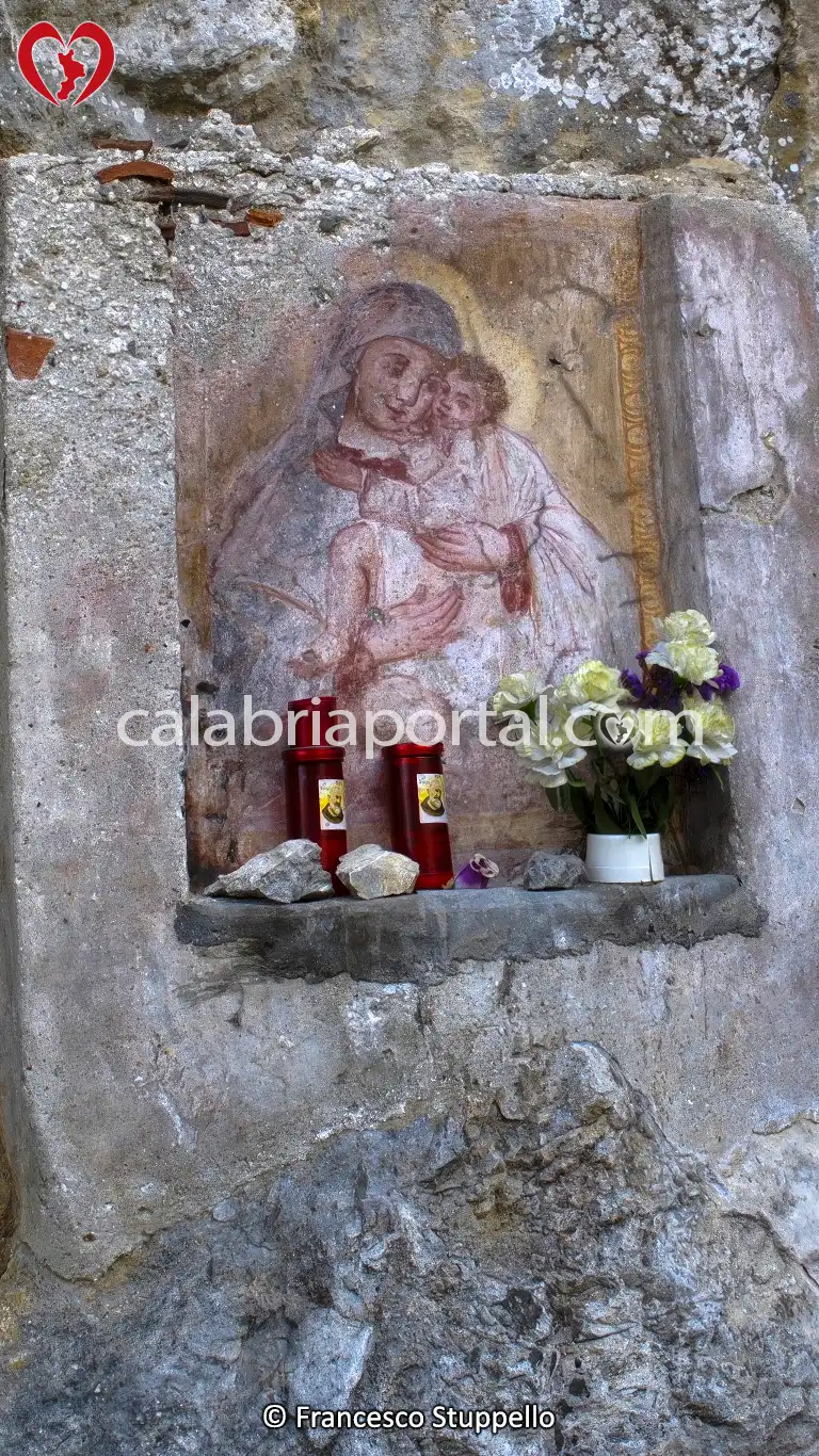 Edicola della Madonna con Bambino del Sentiero del Monaco a Papasidero
