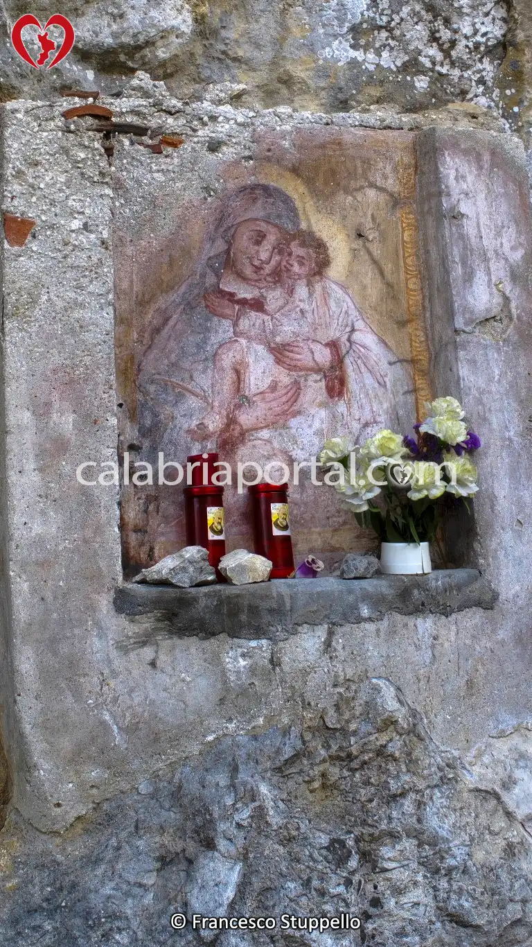 Edicola della Madonna con Bambino del Sentiero del Monaco a Papasidero Edicola della Madonna con Bambino del Sentiero del Monaco a Papasidero