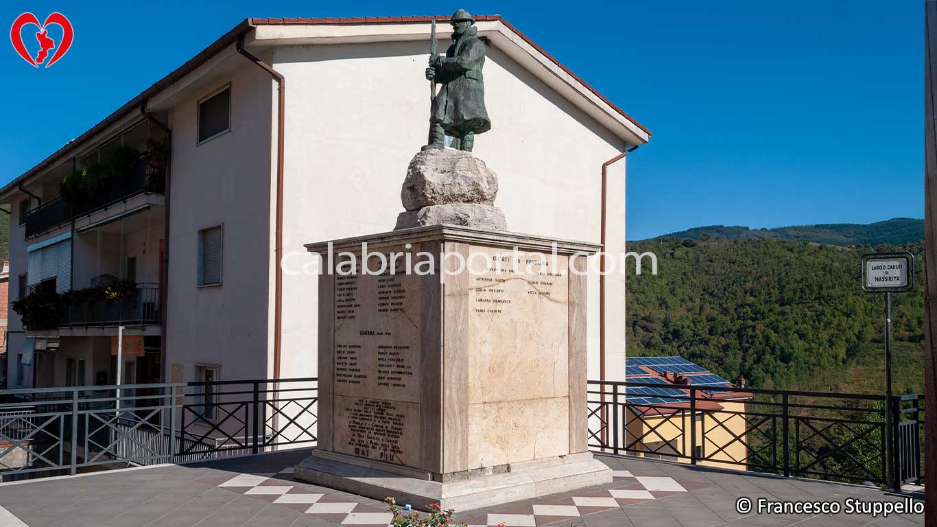 Monumento ai Caduti per la Patria di Parenti (CS) Monumento ai Caduti per la Patria di Parenti (CS)