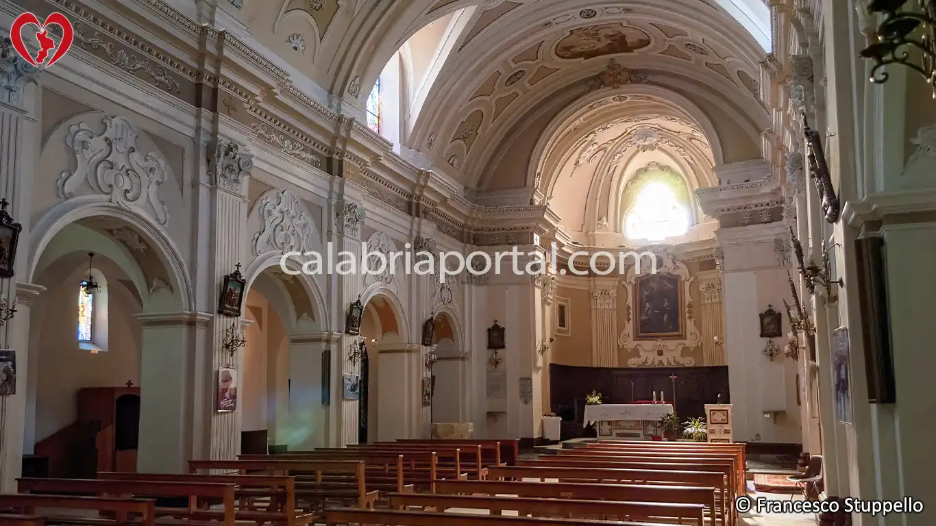 Navata della Chiesa del Santuario a Paterno Calabro Navata della Chiesa del Santuario a Paterno Calabro