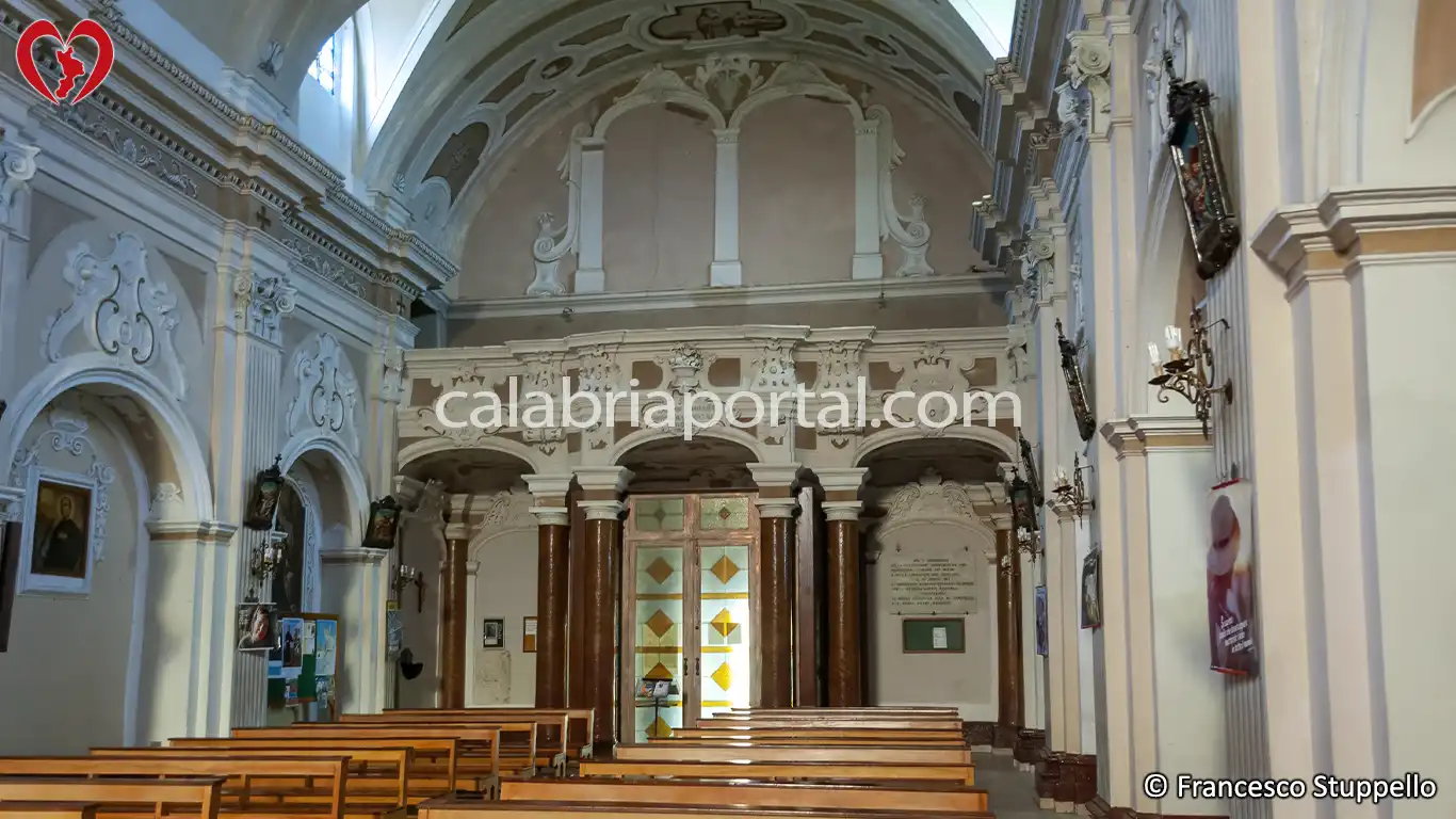 Navata della Chiesa del Santuario a Paterno Calabro Navata della Chiesa del Santuario a Paterno Calabro