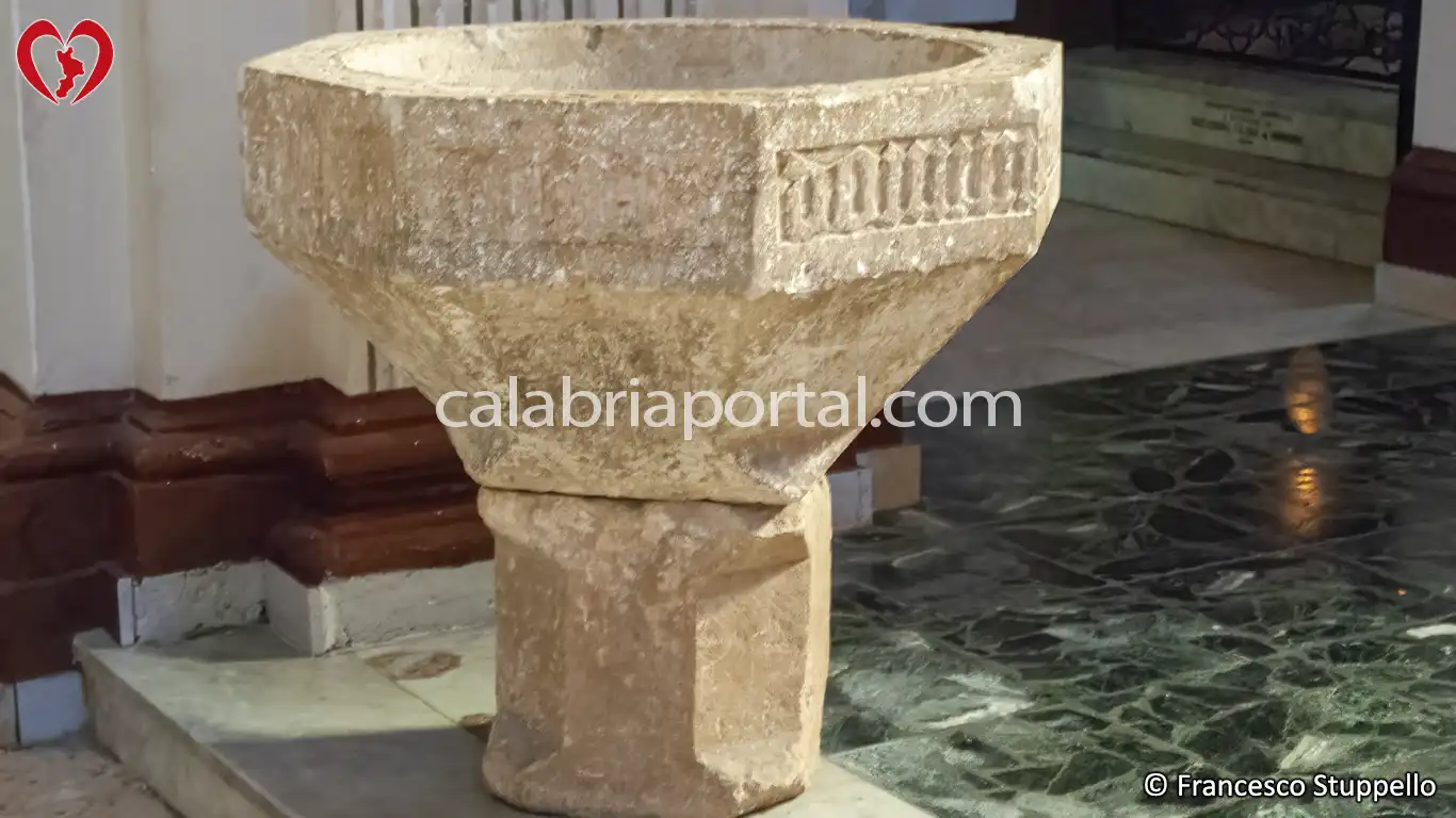 Antico Fonte Battesimale del Santuario di San Francesco a Paterno Calabro Antico Fonte Battesimale del Santuario di San Francesco a Paterno Calabro