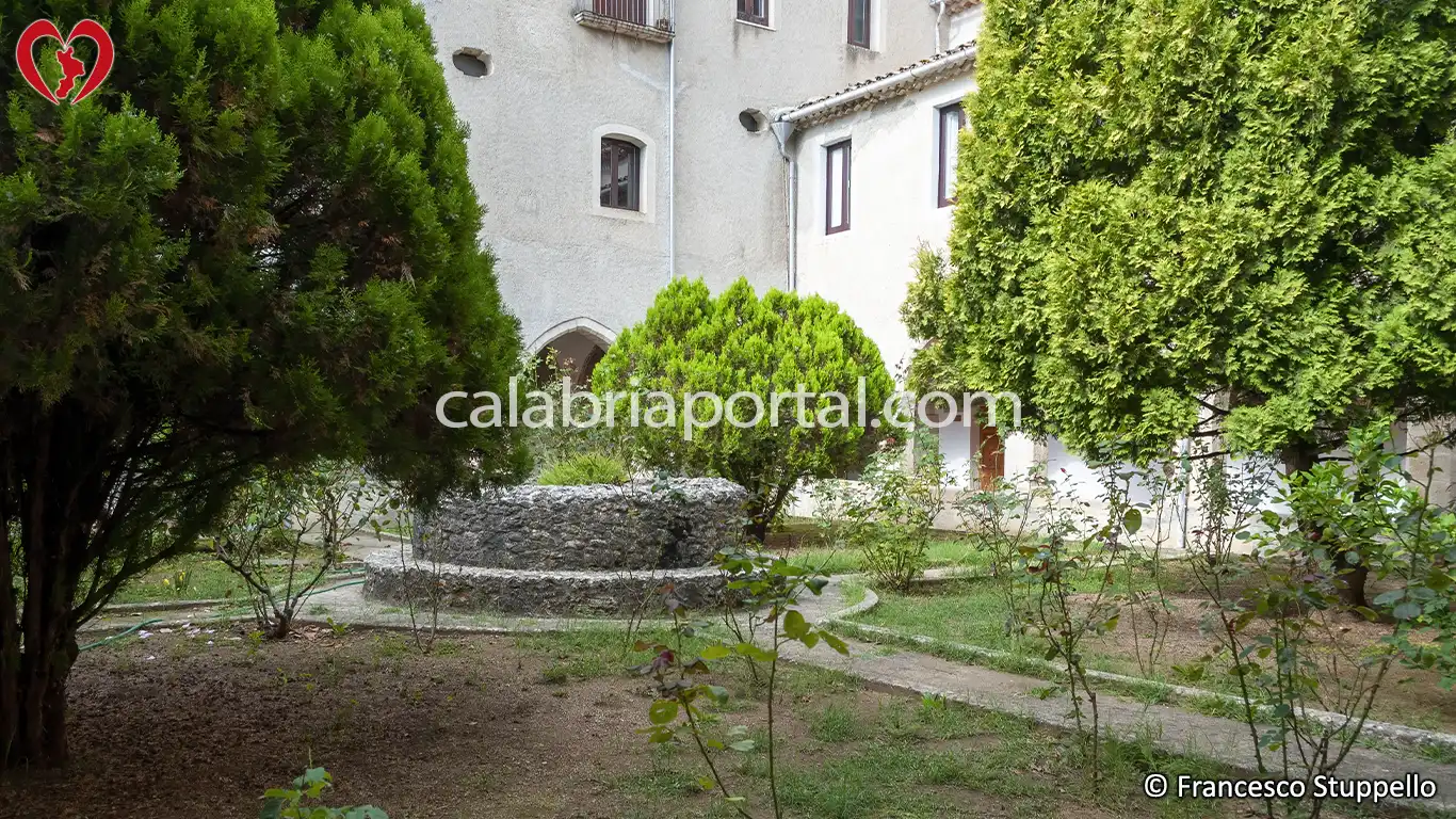 Il Giardino del Chiostro del Santuario di Paterno Calabro Il Giardino del Chiostro del Santuario di Paterno Calabro