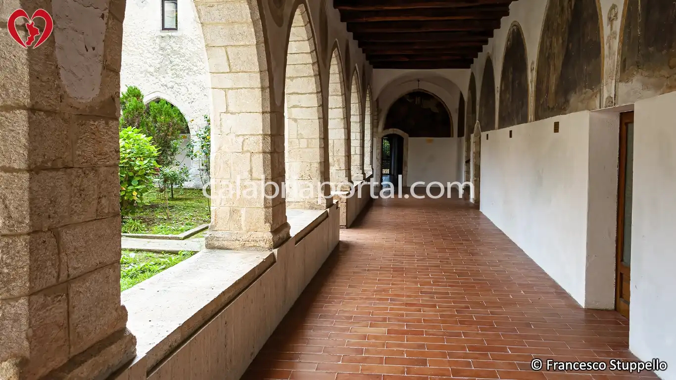 Il Chiostro del Santuario di Paterno Calabro Il Chiostro del Santuario di Paterno Calabro