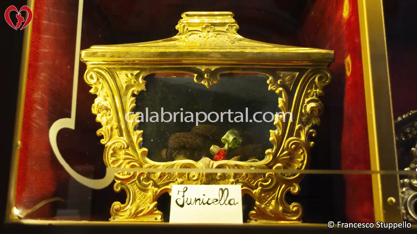 La Funicella: Reliquia di San Francesco a Paterno Calabro La Funicella: Reliquia di San Francesco a Paterno Calabro
