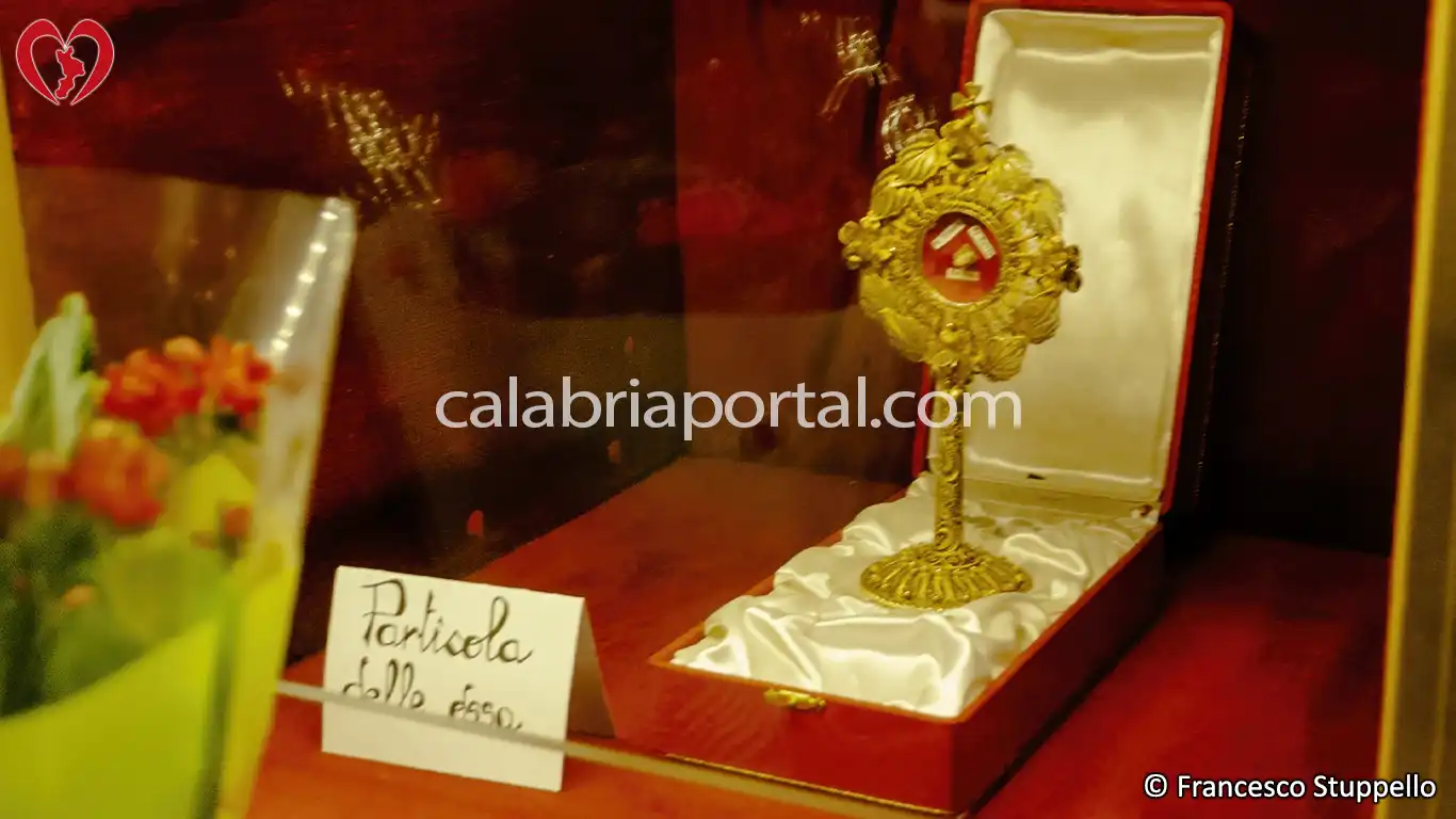 La Porticola delle Ossa: Reliquia di San Francesco a Paterno Calabro La Porticola delle Ossa: Reliquia di San Francesco a Paterno Calabro