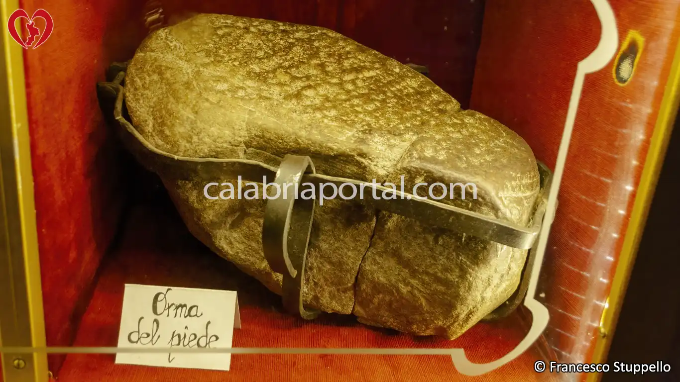Orma del Piede del Santo: Reliquia di San Francesco a Paterno Calabro Orma del Piede del Santo: Reliquia di San Francesco a Paterno Calabro