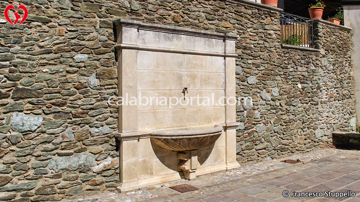 Fontana a Pietrafitta (CS) Fontana a Pietrafitta (CS)