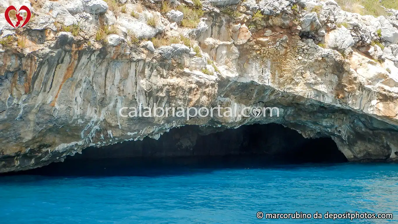 La Grotta Azzurra dell'Isola di Dino a Praia a Mare