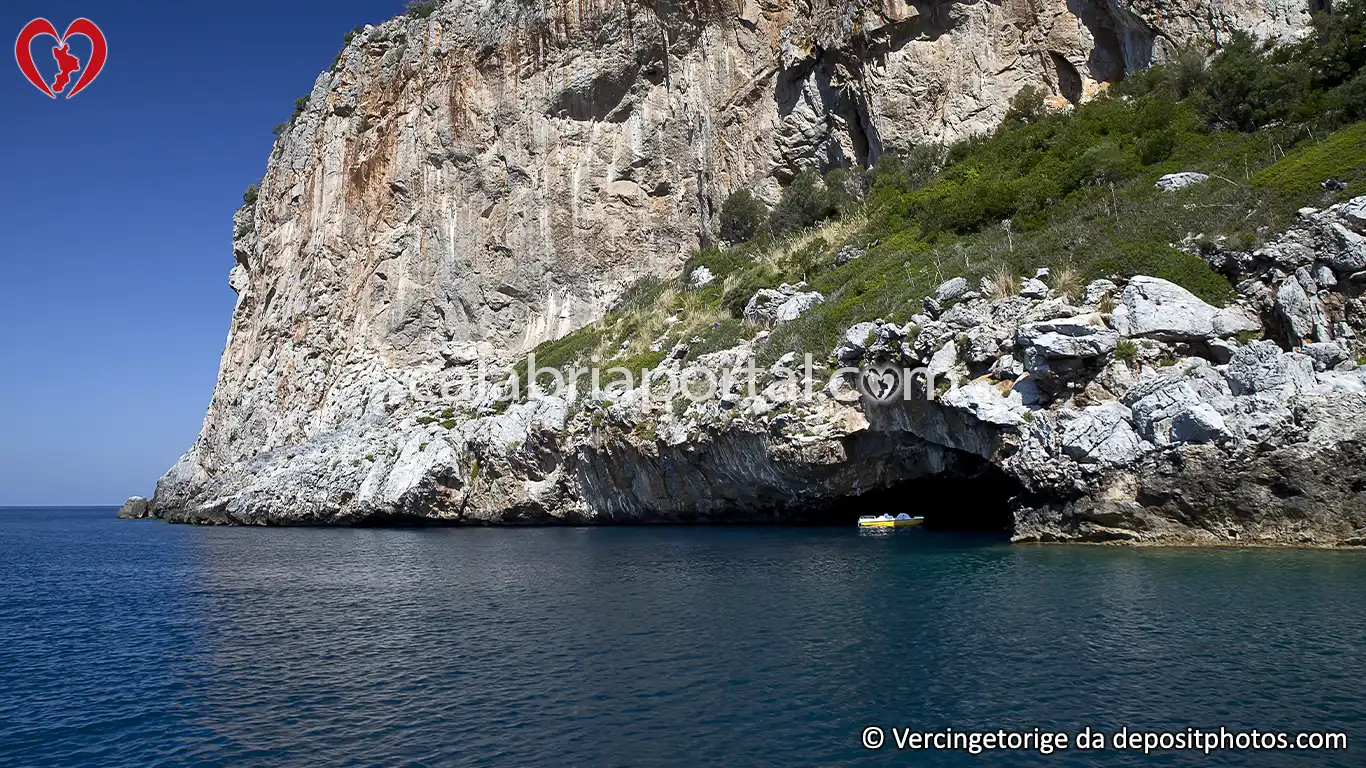 La Grotta Azzurra dell'Isola di Dino a Praia a Mare
