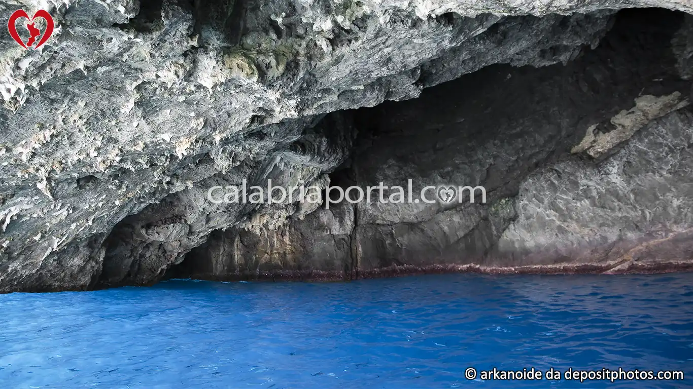 Scorcio Interno della Grotta Azzurra dell'Isola di Dino
