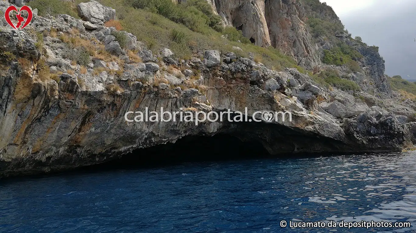 Grotta Azzurra dell'Isola di Dino a Praia a Mare (CS) Grotta Azzurra dell'Isola di Dino a Praia a Mare (CS)