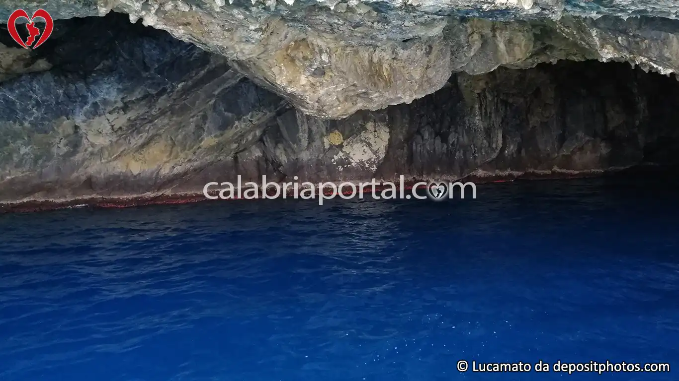Grotta Azzurra dell'Isola di Dino a Praia a Mare (CS) Grotta Azzurra dell'Isola di Dino a Praia a Mare (CS)