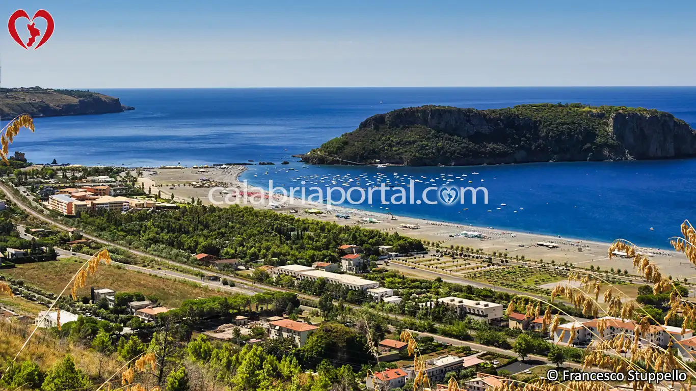 Scorcio dell'Isola di Dino a Praia a Mare Scorcio dell'Isola di Dino a Praia a Mare