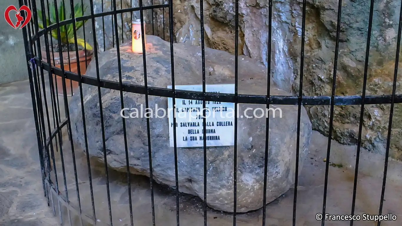 Il Masso del Santuario della Madonna della Grotta a Praia a Mare (CS) Il Masso del Santuario della Madonna della Grotta a Praia a Mare (CS)