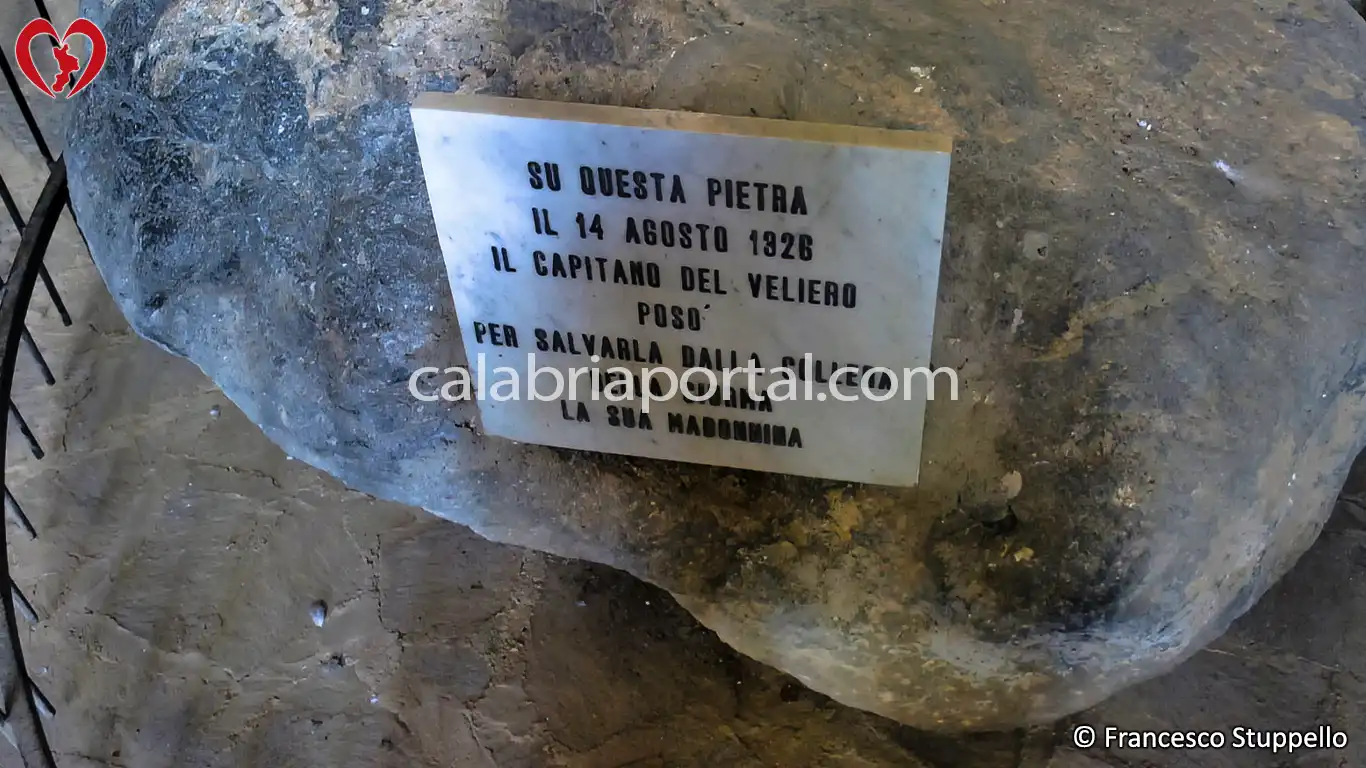 Il Masso del Santuario della Madonna della Grotta a Praia a Mare (CS) Il Masso del Santuario della Madonna della Grotta a Praia a Mare (CS)