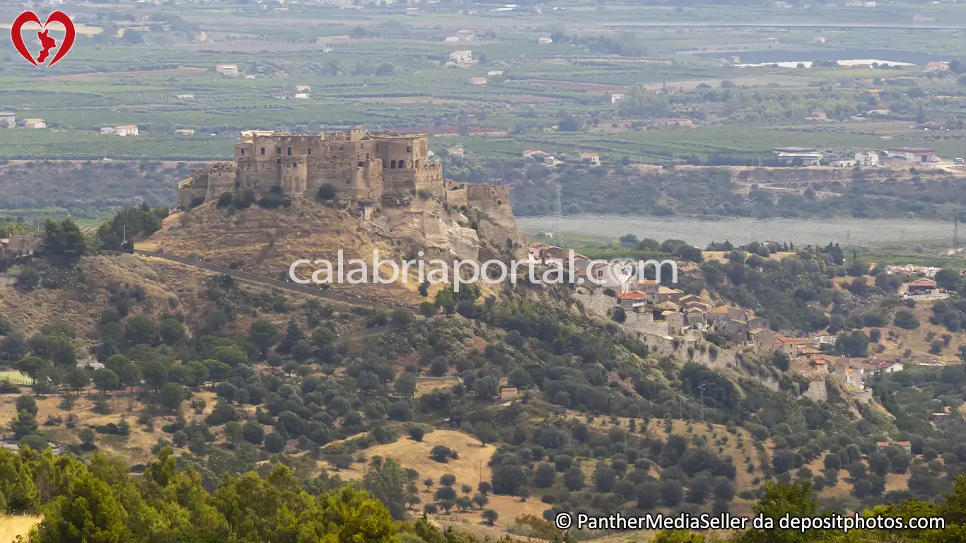 Veduta Panoramica del Castello Svevo a Rocca Imperiale Veduta Panoramica del Castello Svevo a Rocca Imperiale