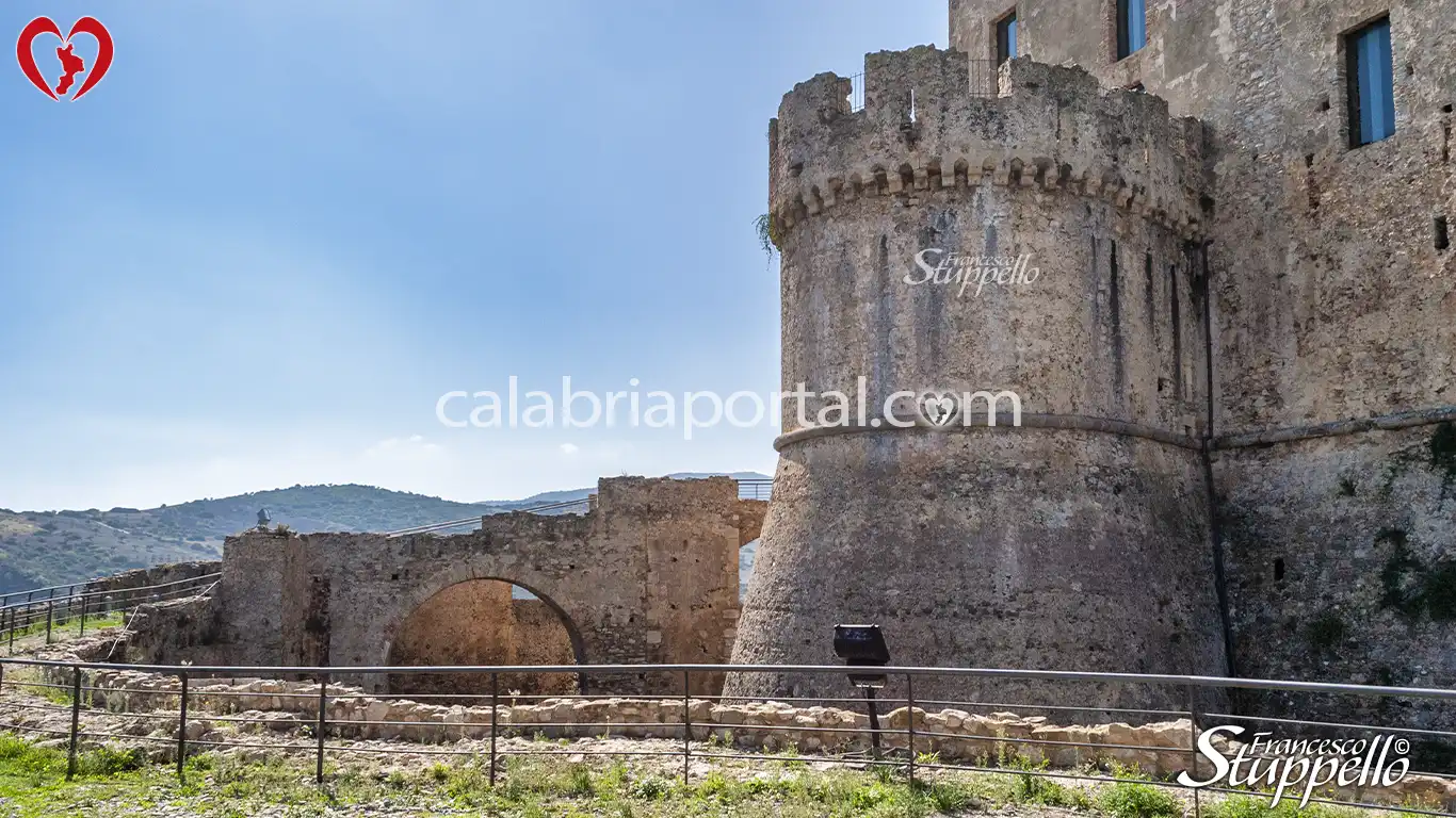 Scorcio del Castello Svevo a Rocca Imperiale Scorcio del Castello Svevo a Rocca Imperiale
