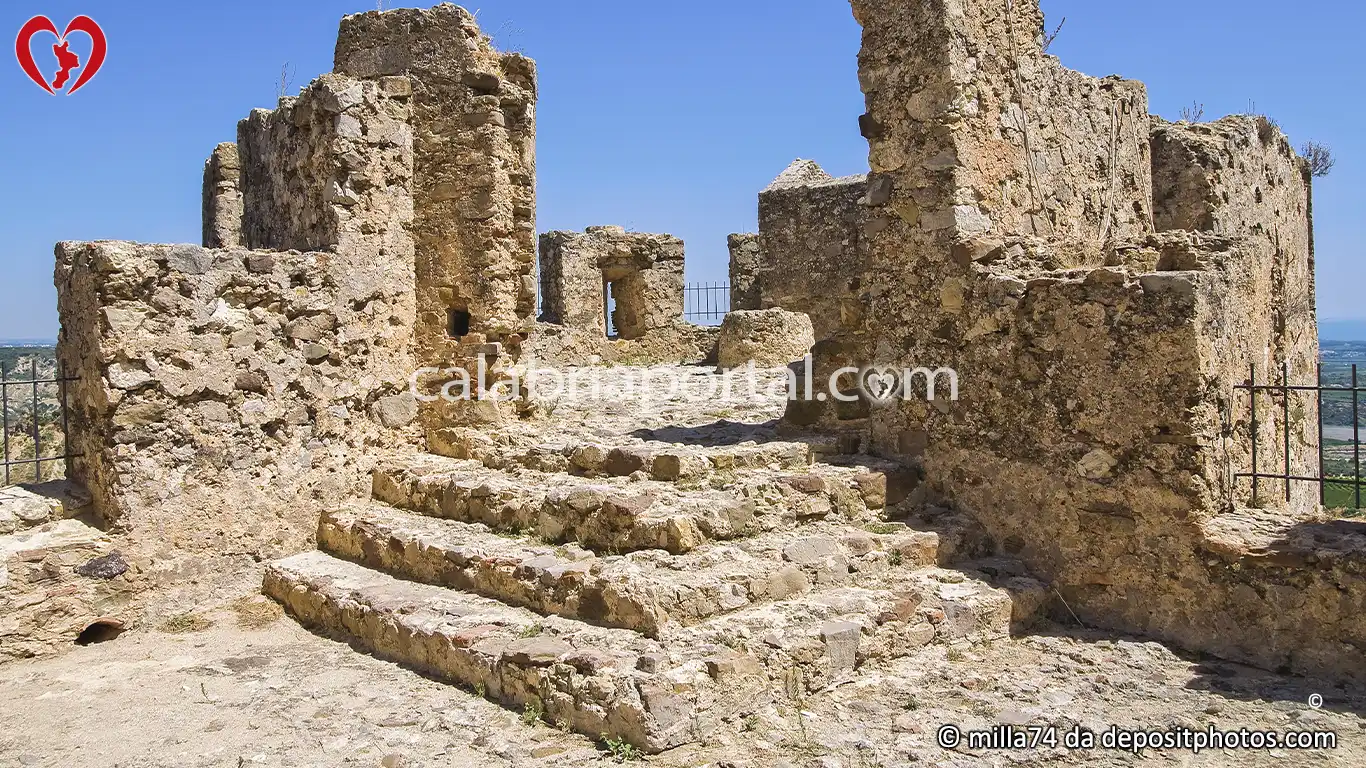 Scorcio del Castello Svevo a Rocca Imperiale Scorcio del Castello Svevo a Rocca Imperiale