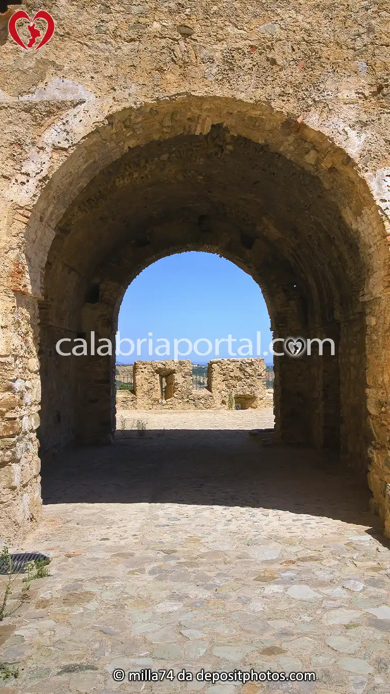 Scorcio del Castello Svevo a Rocca Imperiale Scorcio del Castello Svevo a Rocca Imperiale