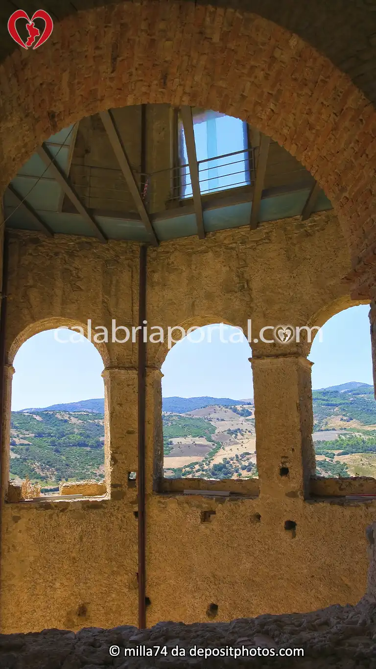 Scorcio del Castello Svevo a Rocca Imperiale Scorcio del Castello Svevo a Rocca Imperiale