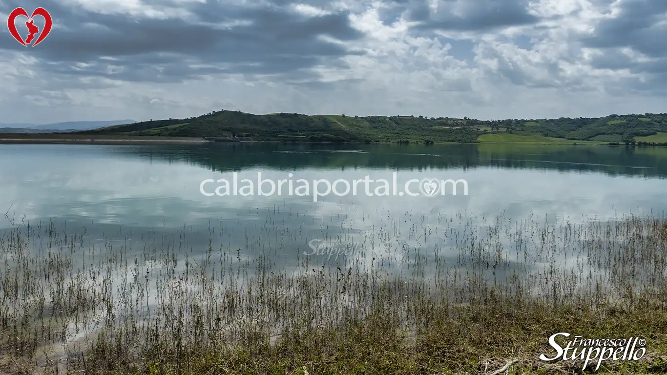 Scorcio del Lago dell'Esaro a Roggiano Gravina Scorcio del Lago dell'Esaro a Roggiano Gravina
