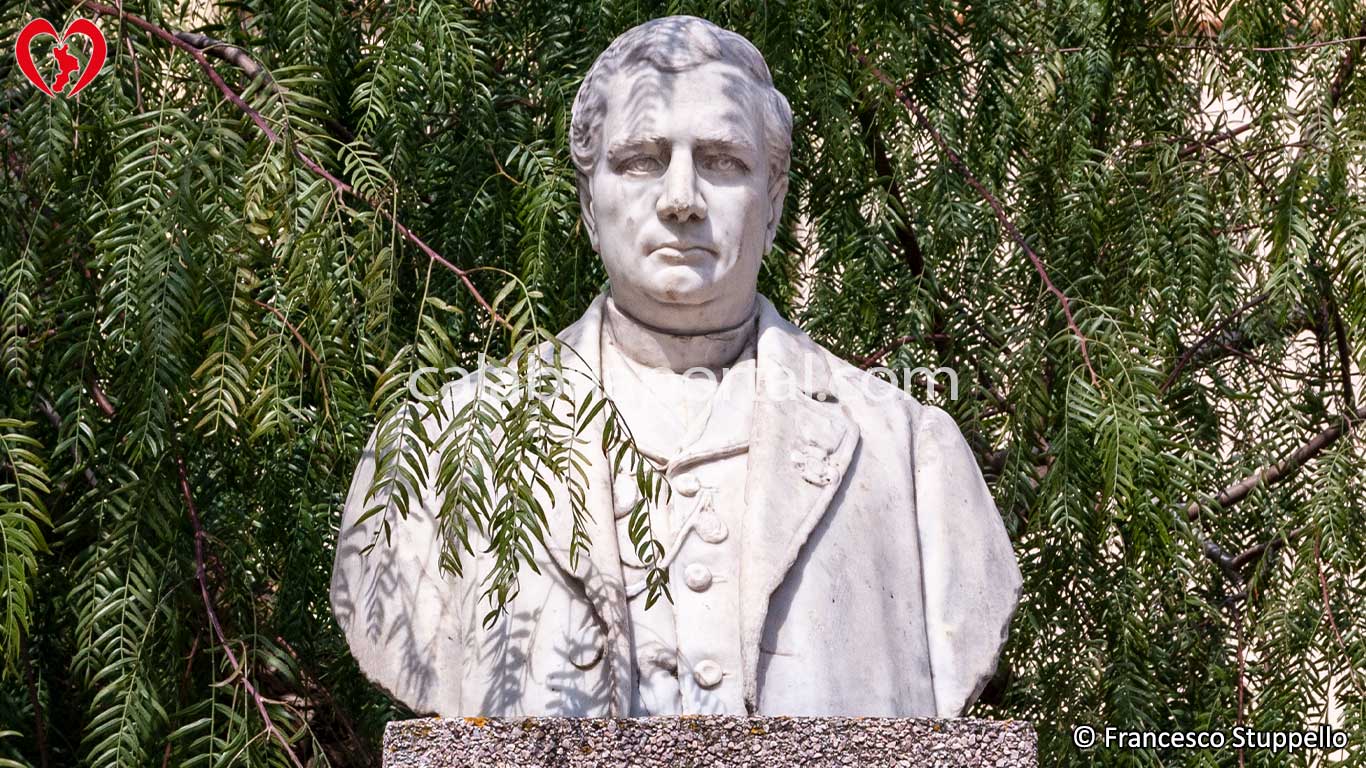 Monumento a Ferdinando Balsamo a Roggiano Gravina (CS) Monumento a Ferdinando Balsamo a Roggiano Gravina (CS)