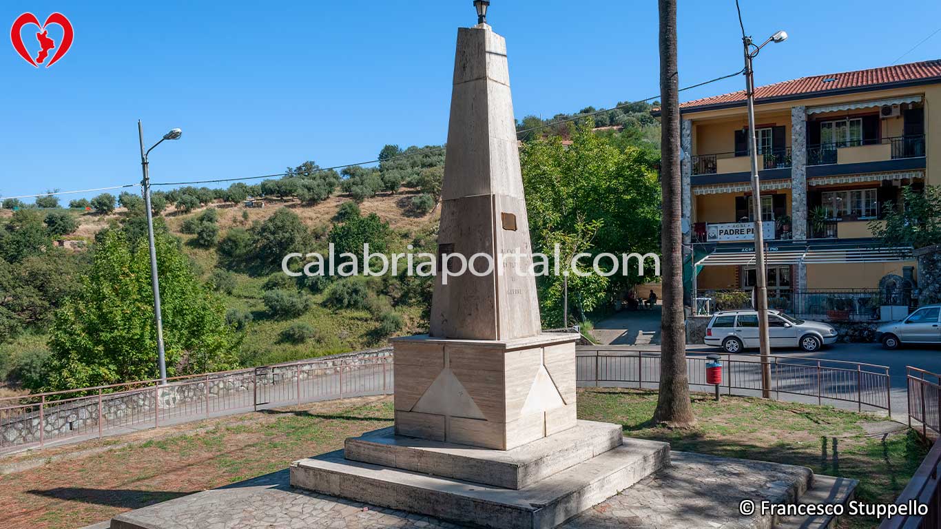 Monumento ai Caduti per la Patria di Rose (CS) Monumento ai Caduti per la Patria di Rose (CS)