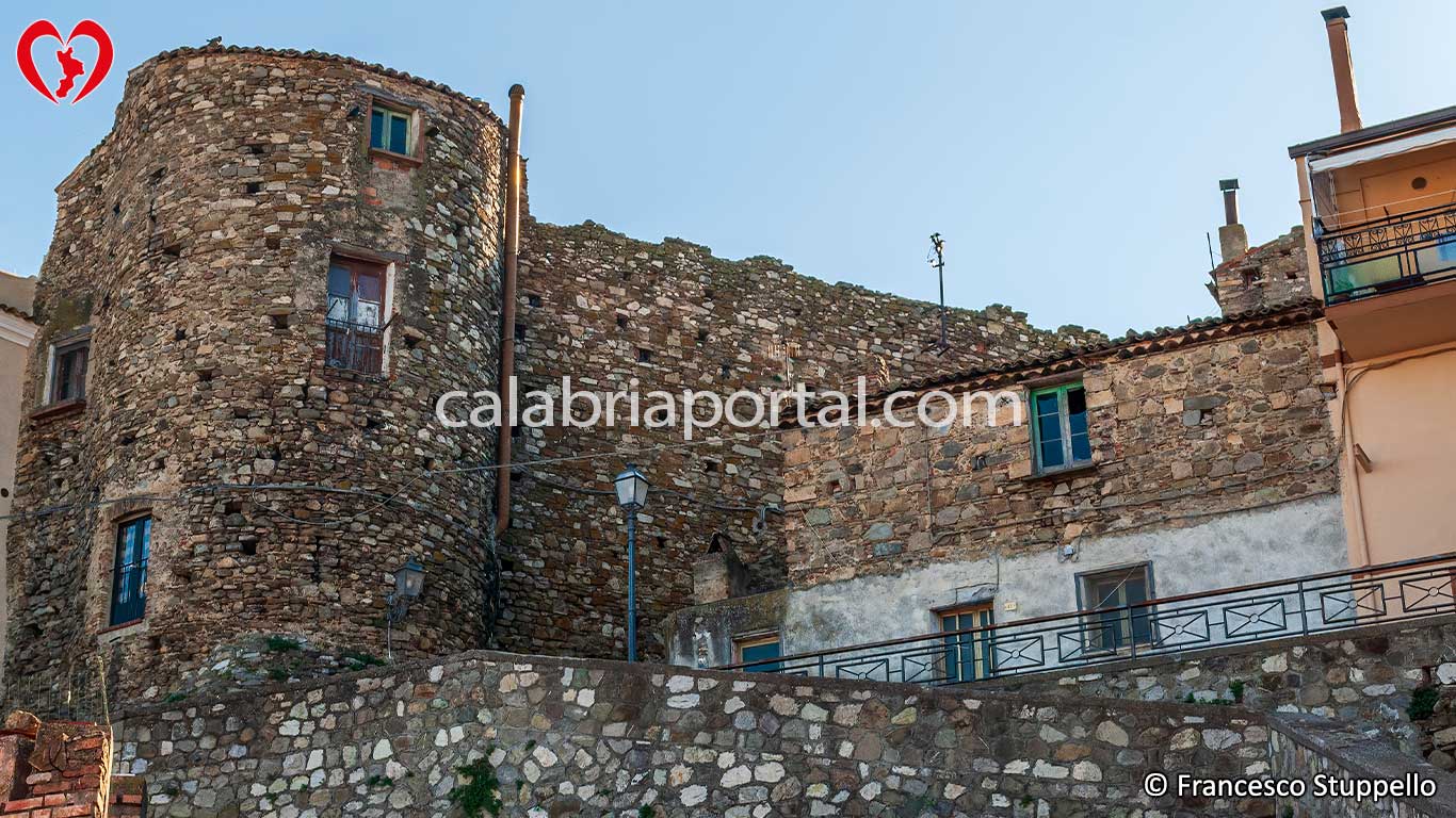 Antico Castello di Roseto Capo Spulico (CS) Antico Castello di Roseto Capo Spulico (CS)