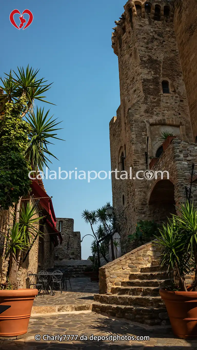 Scorcio Interno del Castello Federiciano a Roseto Capo Spulico