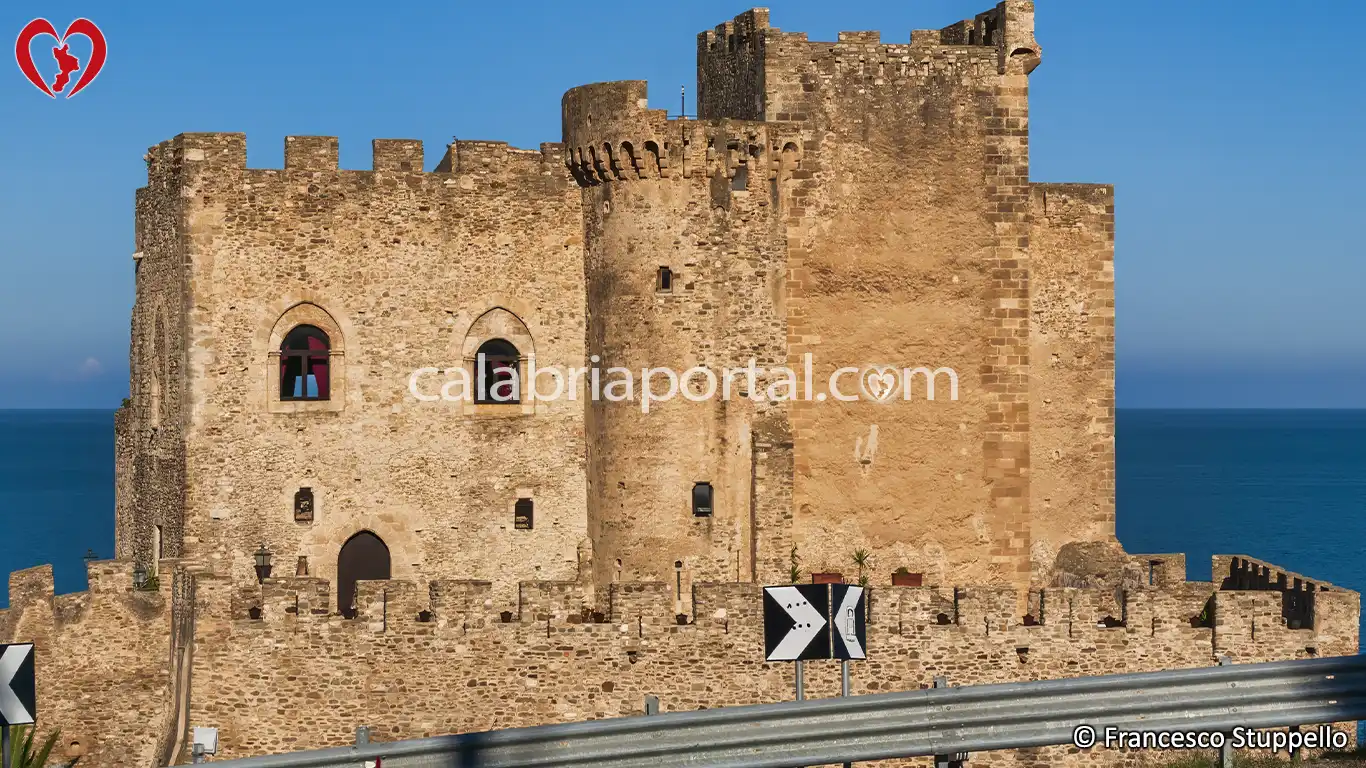 Scorcio del Castello Federiciano a Roseto Capo Spulico