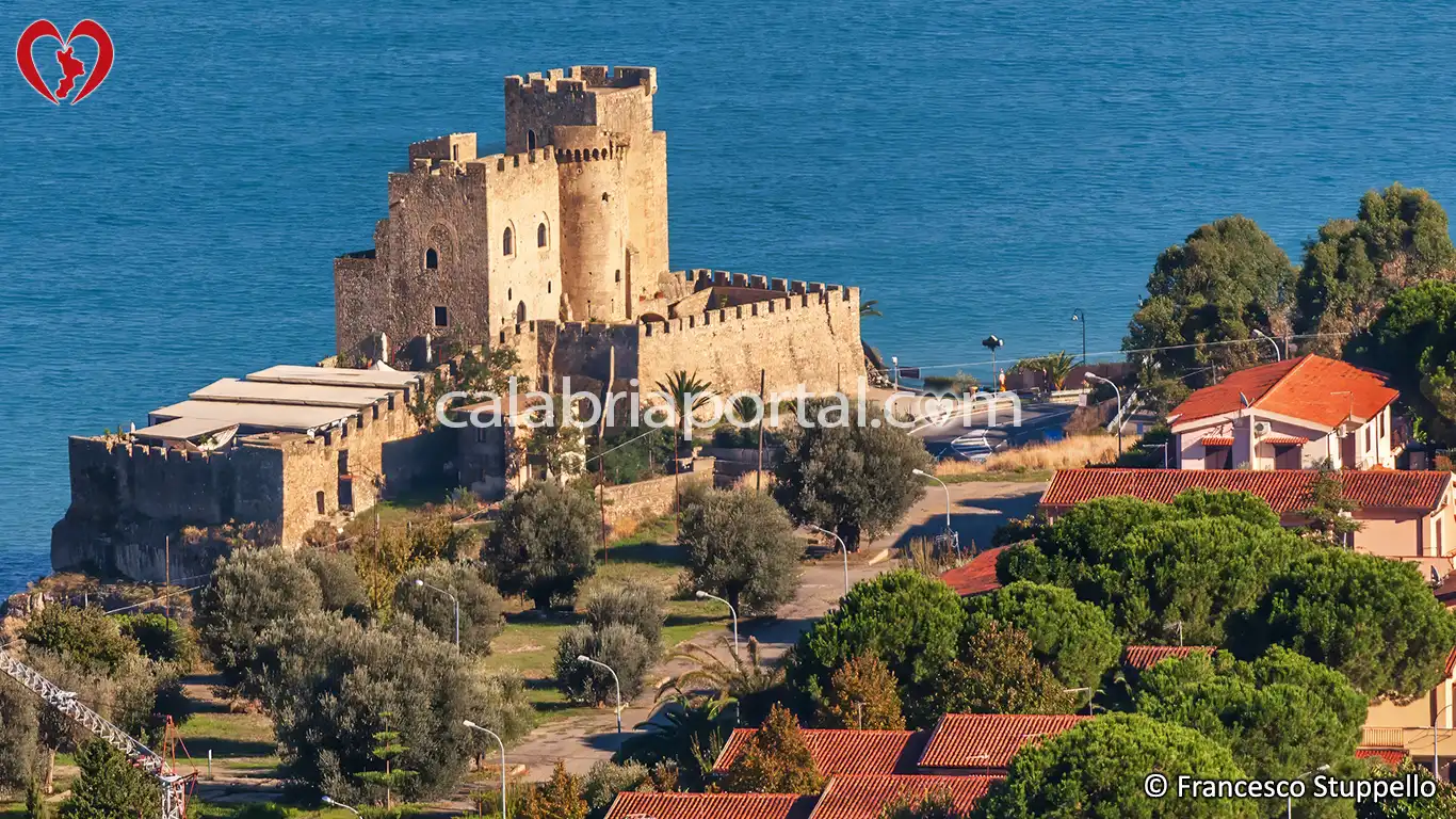 Scorcio Panoramico del Castello Federiciano a Roseto Capo Spulico