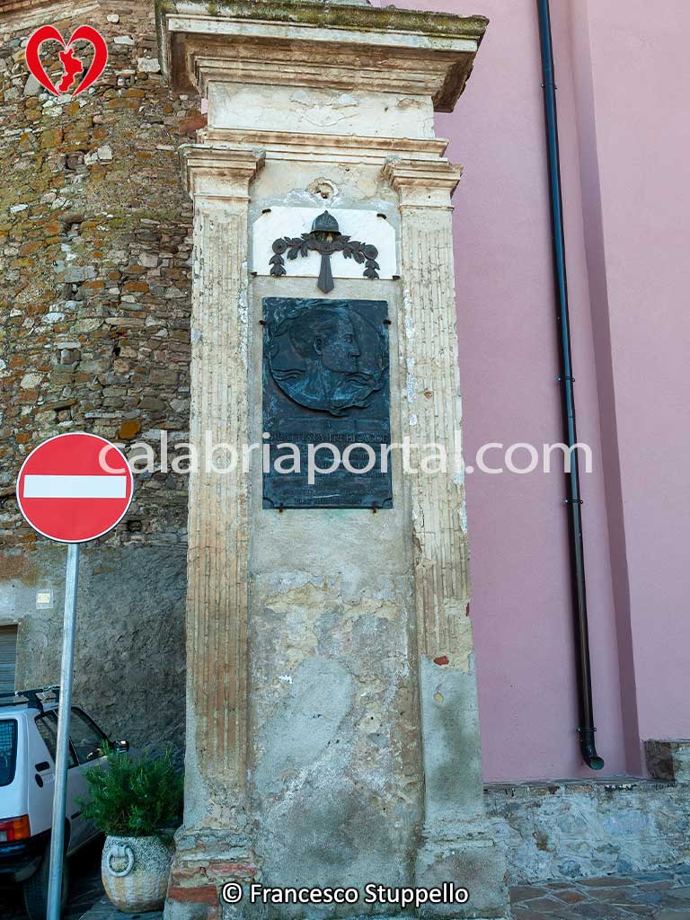Monumento a Battista Trebisacce a Roseto Capo Spulico (C Monumento a Battista Trebisacce a Roseto Capo Spulico (C
