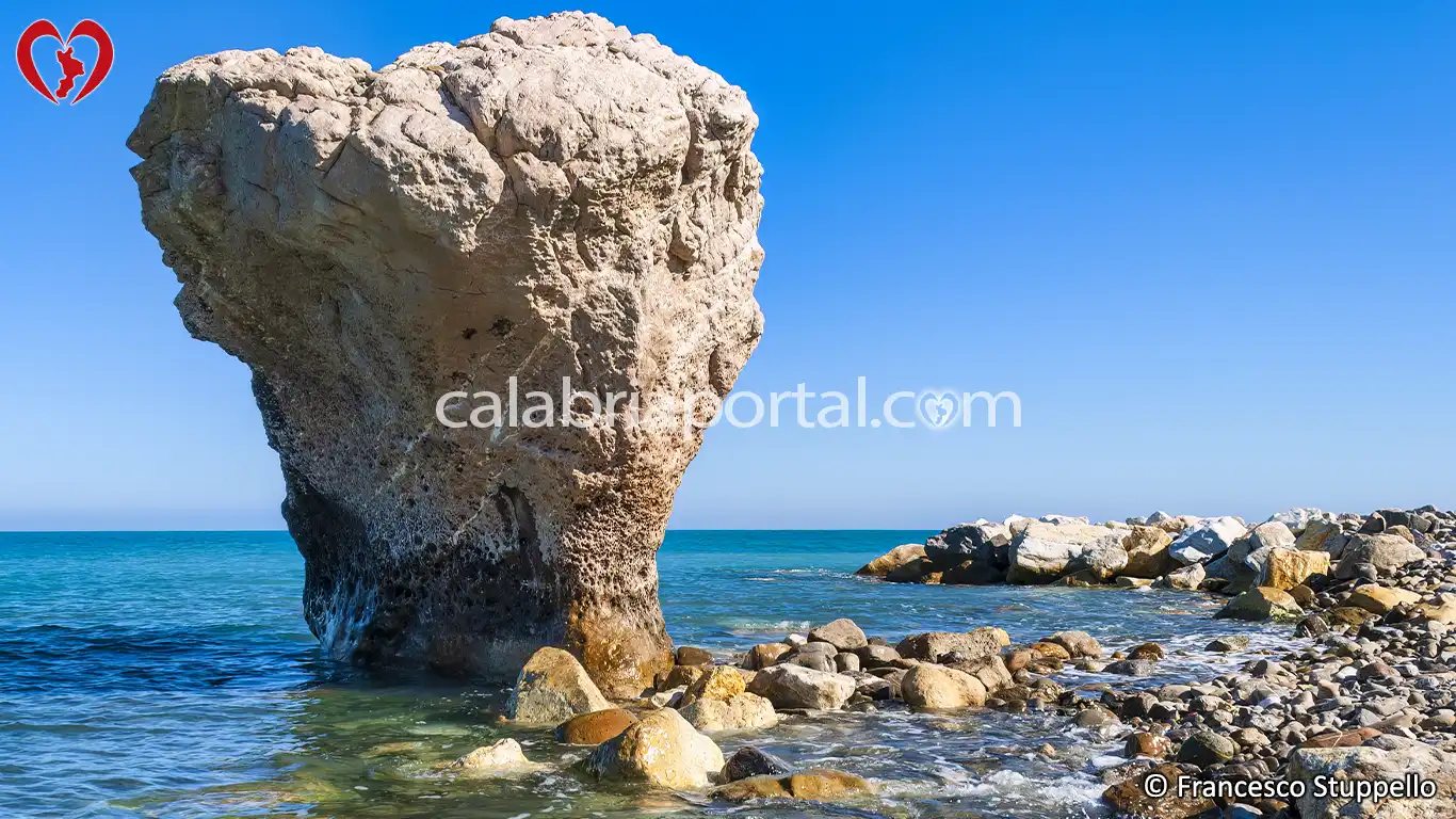 Scoglio dell'Incudine a Roseto Capo Spulico (CS) Scoglio dell'Incudine a Roseto Capo Spulico (CS)