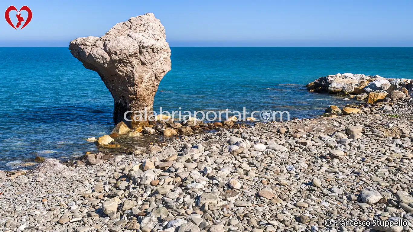 Scoglio dell'Incudine a Roseto Capo Spulico (CS) Scoglio dell'Incudine a Roseto Capo Spulico (CS)