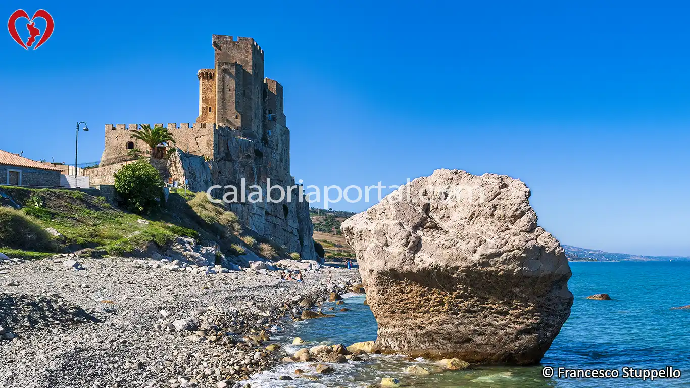 Scoglio dell'Incudine a Roseto Capo Spulico (CS) Scoglio dell'Incudine a Roseto Capo Spulico (CS)