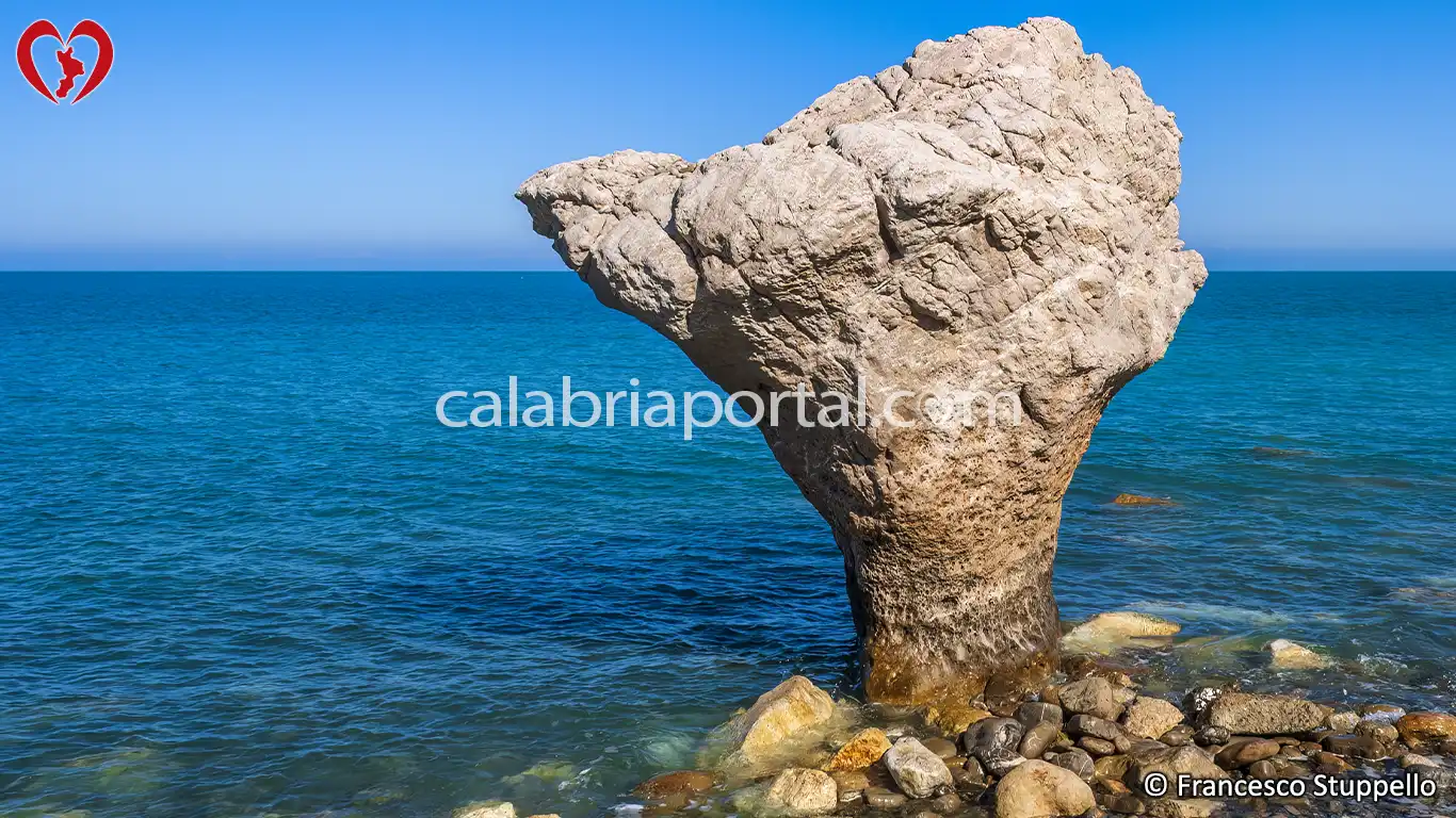 Scoglio dell'Incudine a Roseto Capo Spulico (CS) Scoglio dell'Incudine a Roseto Capo Spulico (CS)