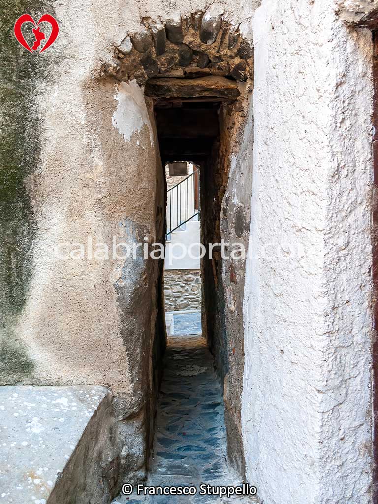 Vico degli Innamorati "La Strettella" a Roseto Capo Spulico (CS) Vico degli Innamorati "La Strettella" a Roseto Capo Spulico (CS)