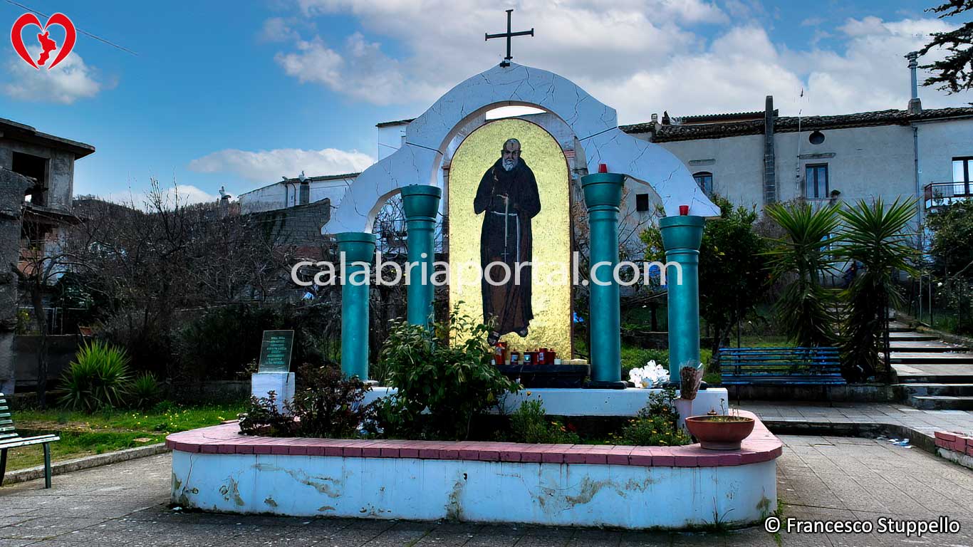 Monumento a San Pio a San Demetrio Corone (CS)