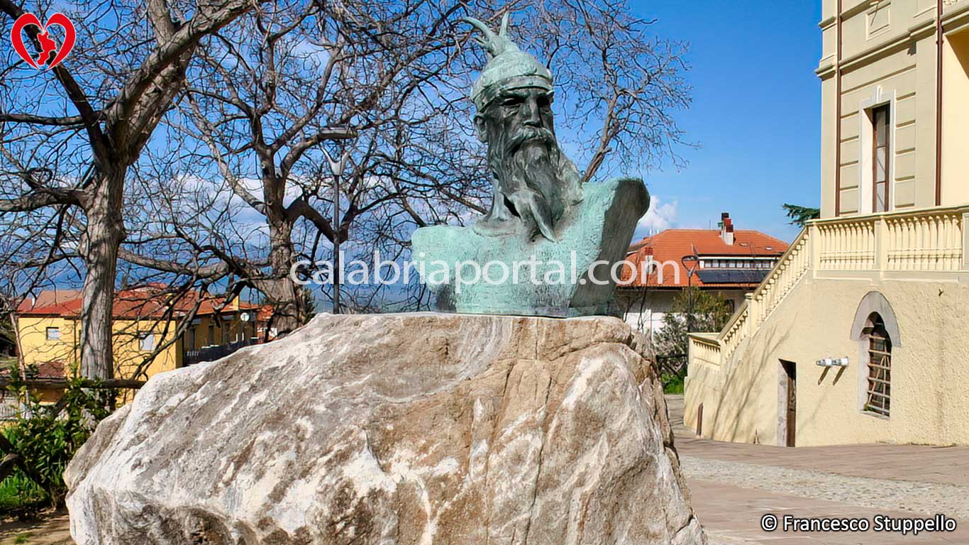 Il Monumento a Giorgio Castriota Scanderbeg a San Demetrio Corone (CS)