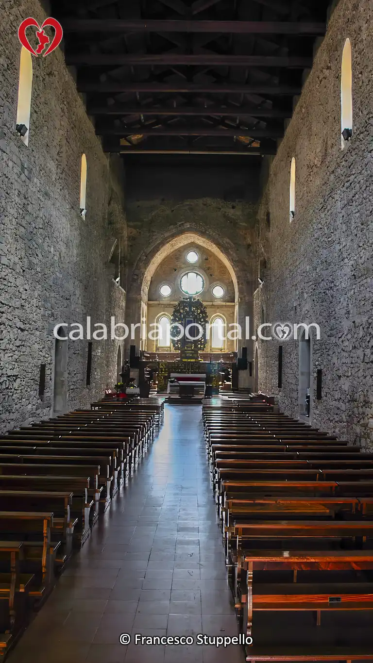 Navata Centrale della Chiesa di Santa Maria Assunta in Cielo dell'Abbazia Florense a San Giovanni in Fiore Navata Centrale della Chiesa di Santa Maria Assunta in Cielo dell'Abbazia Florense a San Giovanni in Fiore