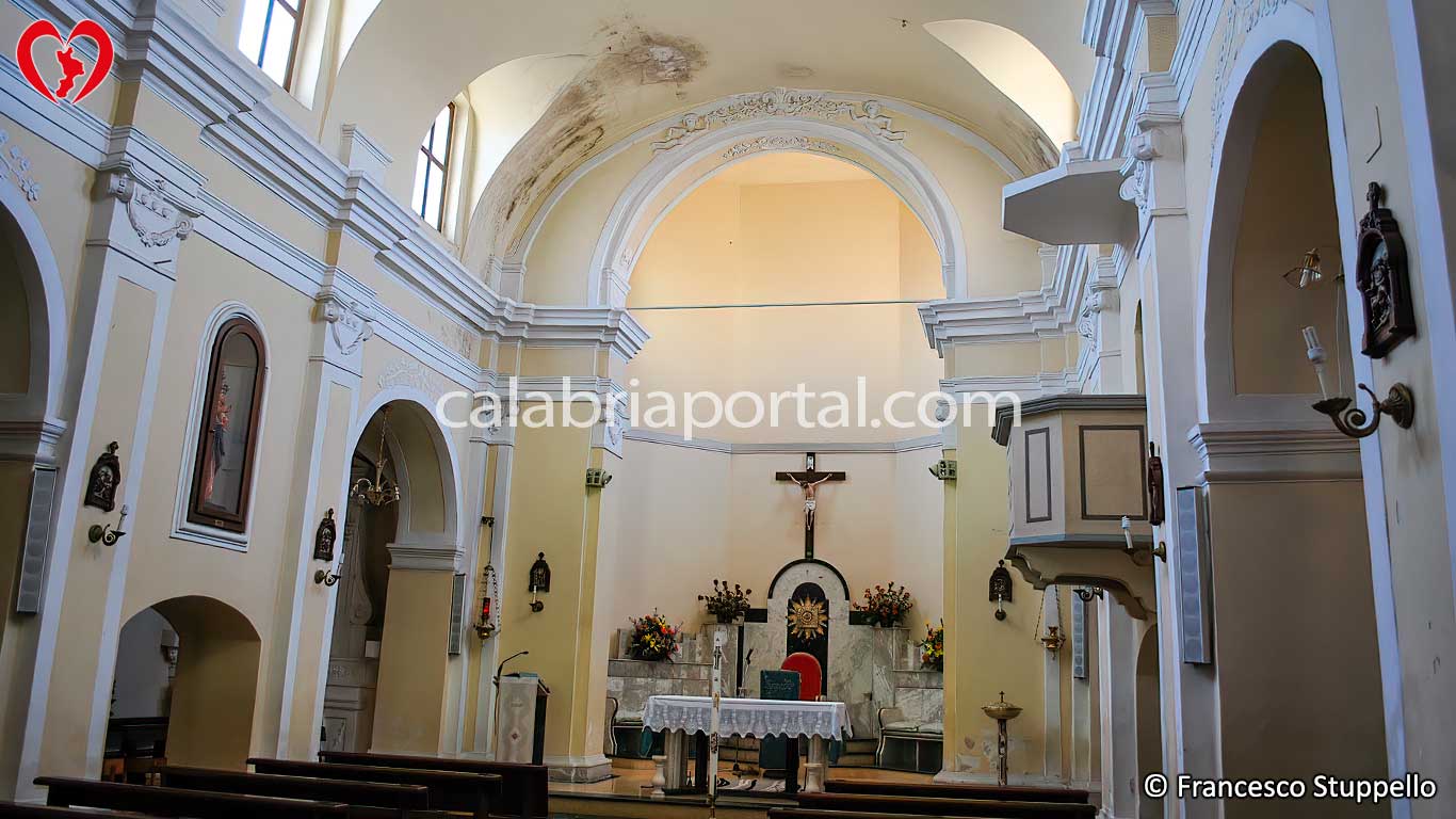 Navata Centrale della Chiesa di San Lorenzo Martire a San Lorenzo del Vallo (CS)