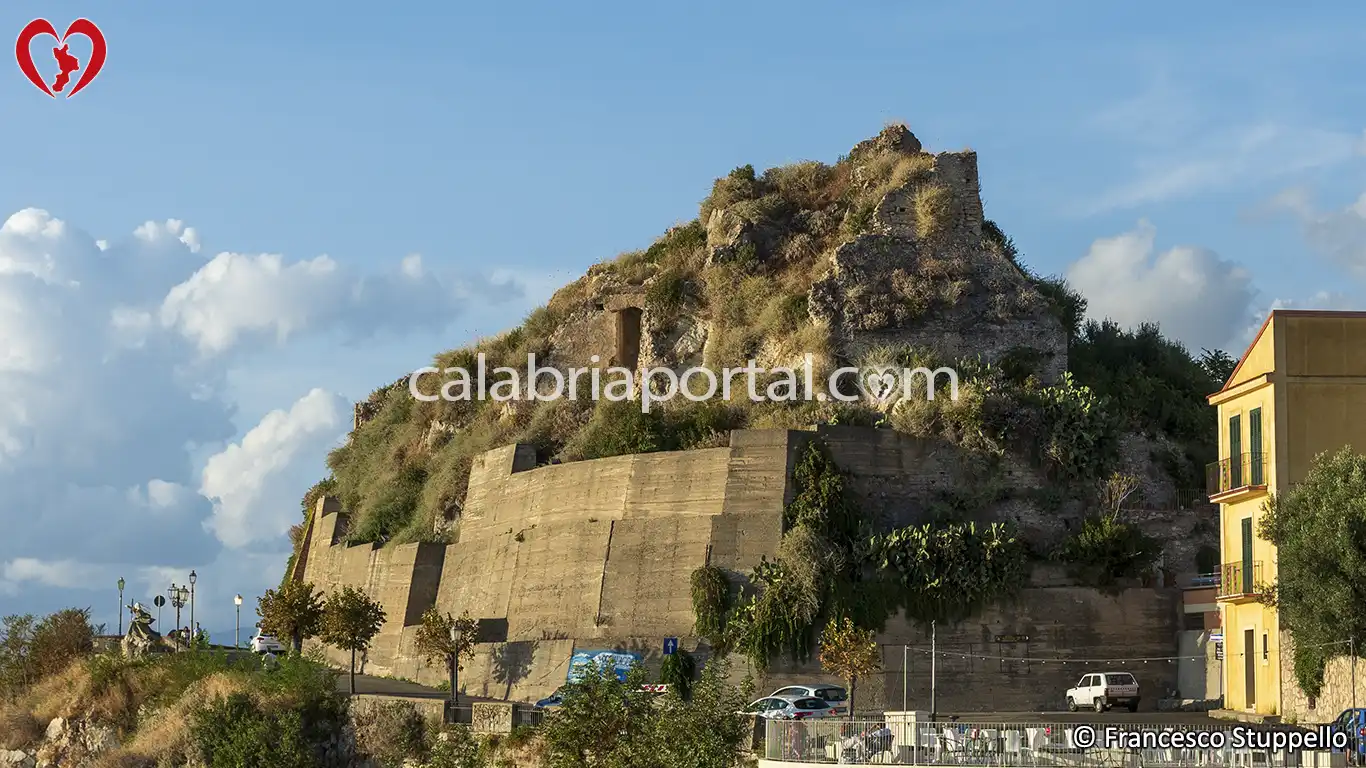 Scorcio del Lato Sud del Castello di San Lucido