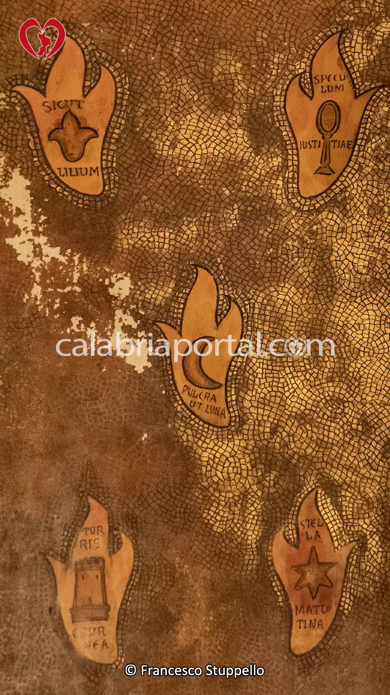 Particolare delle Decorazioni dell'Arco dell'Altare Centrale della Cripta Normanna a San Marco Argentano (CS) Particolare delle Decorazioni dell'Arco dell'Altare Centrale della Cripta Normanna a San Marco Argentano (CS)