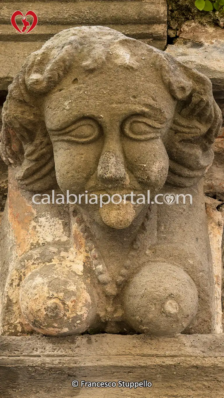 Cariatide della Virtù della Fontana di Sichelgaita a San Marco Argentano (CS) Cariatide della Virtù della Fontana di Sichelgaita a San Marco Argentano (CS)
